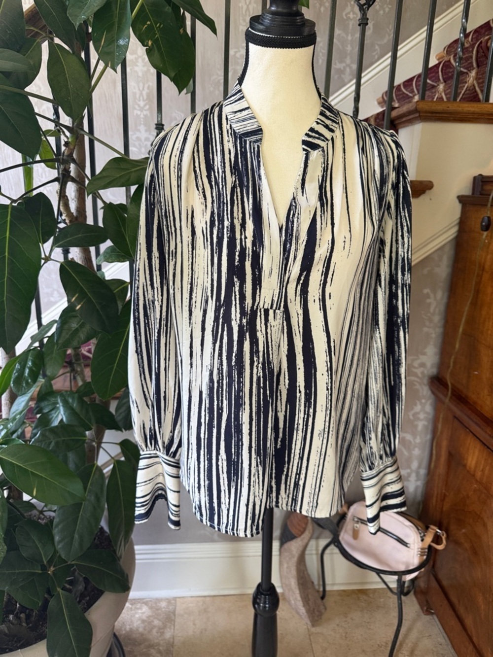 Banana republic ladies, long sleeve small petite blouse excellent condition - Picture 5 of 9